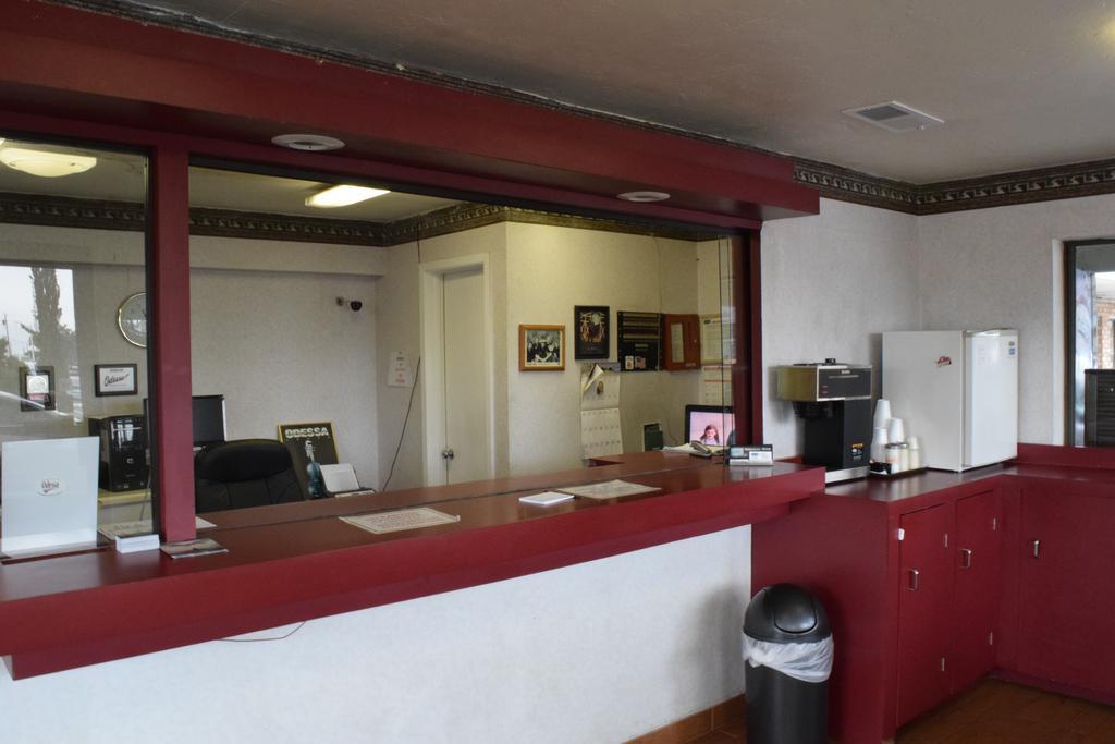 Executive Inn Одеса Екстериор снимка