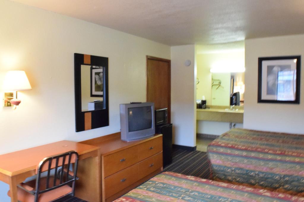 Executive Inn Одеса Екстериор снимка
