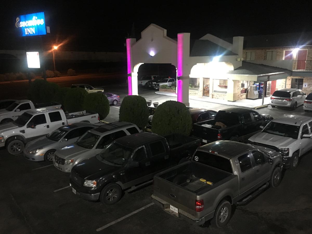 Executive Inn Одеса Екстериор снимка