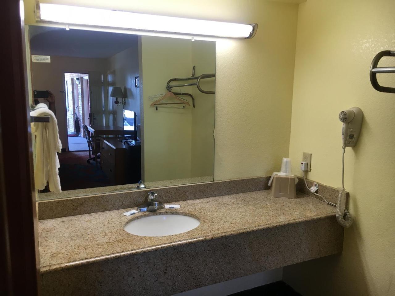 Executive Inn Одеса Екстериор снимка